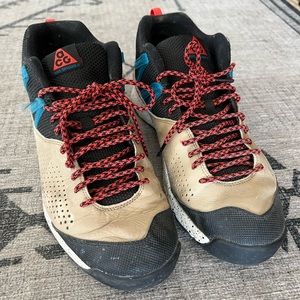 Mens Nike Hiking Shoes - Size 11